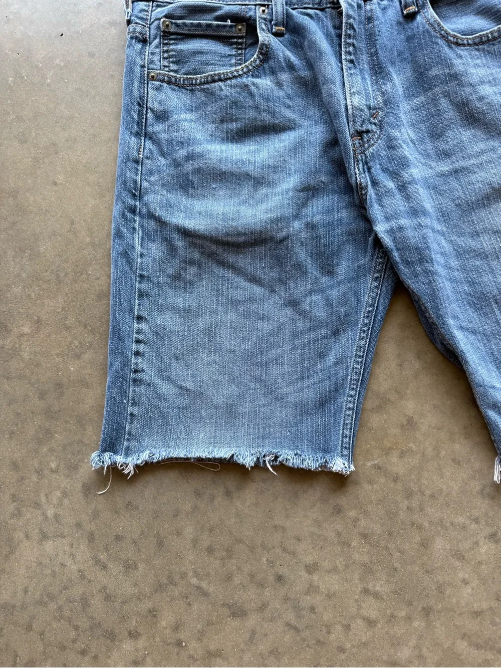 Levi’s 569 Jean Shorts Mens 34 Blue Light Wash Denim Cut Off Fringe Raw Edge